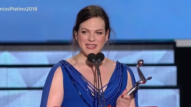 La dura caída de Daniela Vega en los Premios Platino La dura caída de Daniela Vega en los Premios Platino