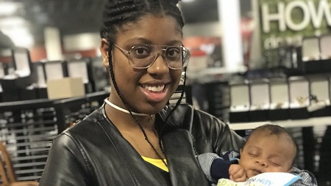 Mujer asistió su propio parto gracias a tutoriales de Youtube Mujer asistió su propio parto gracias a tutoriales de Youtube