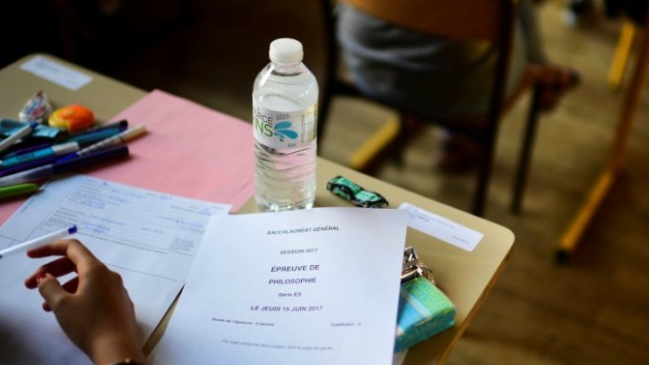 Joven penquista usó una botella para copiar y su idea se viralizó Joven penquista usó una botella para copiar y su idea se viralizó