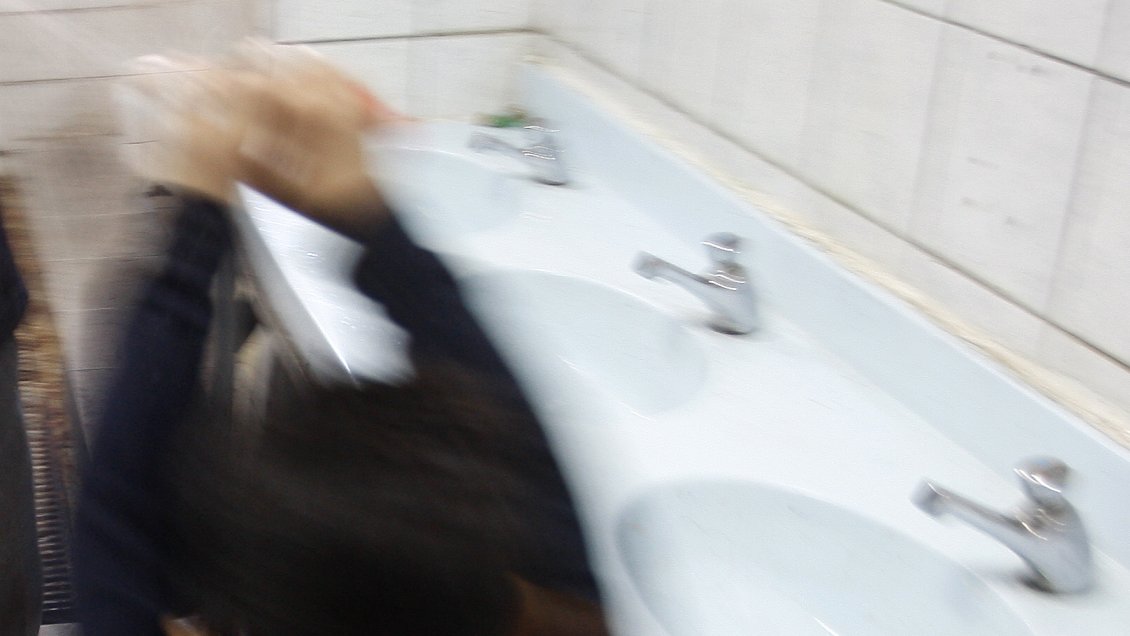 Hombre afronta pesadilla legal por masturbarse en un baño público