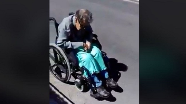 Denuncian que anciano no puede pasar por la vereda hacia su casa por autos mal estacionados Denuncian que anciano no puede pasar por la vereda hacia su casa por autos mal estacionados