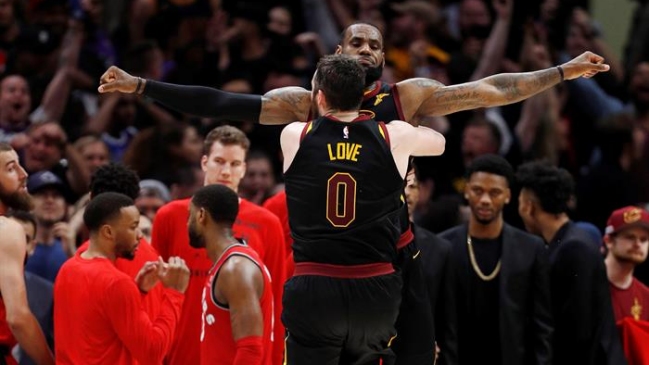 LeBron James lideró victoria de Cleveland sobre Toronto Raptors en los play-offs de la NBA LeBron James lideró victoria de Cleveland sobre Toronto Raptors en los play-offs de la NBA
