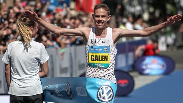 El estadounidense Galen Rupp ganó el Maratón de Praga El estadounidense Galen Rupp ganó el Maratón de Praga