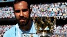 Los festejos de Claudio Bravo con la medalla que lo acredita como campeón de la Premier League