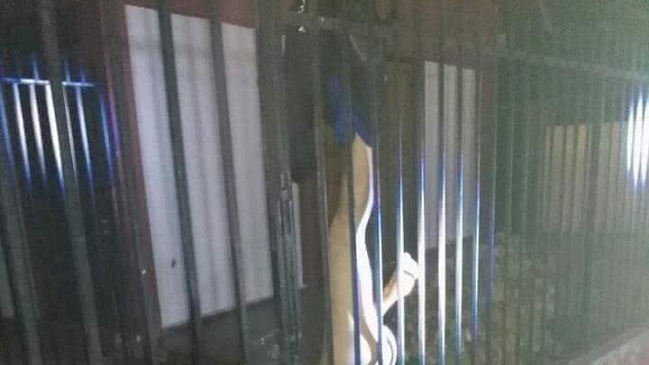 Sujeto quedó colgando desnudo de una reja tras intentar ingresar a una iglesia en La Calera Sujeto quedó colgando desnudo de una reja tras intentar ingresar a una iglesia en La Calera