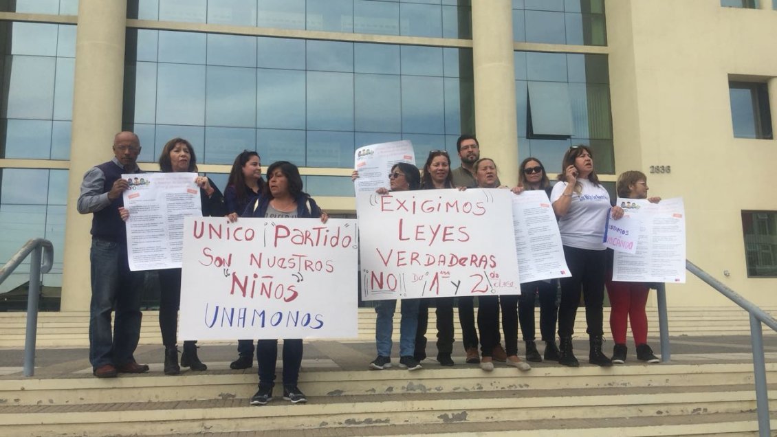 Protesta en Antofagasta por medida cautelar a abogado acusado de tomar fotos íntimas a menores Protesta en Antofagasta por medida cautelar a abogado acusado de tomar fotos íntimas a menores