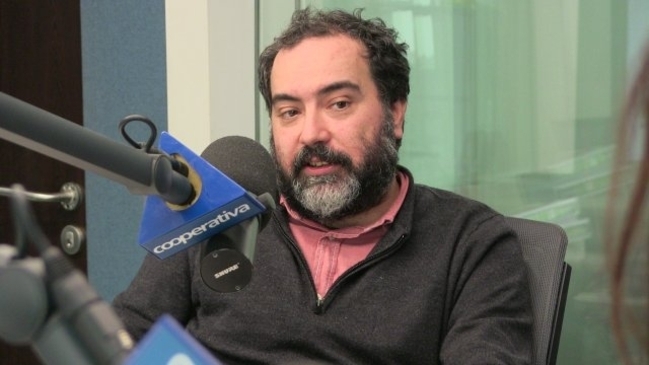Critican dichos de Rafael Gumucio sobre tomas feministas Critican dichos de Rafael Gumucio sobre tomas feministas