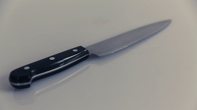 Alumna apuñaló a un compañero de colegio porque le tiró una tiza Alumna apuñaló a un compañero de colegio porque le tiró una tiza