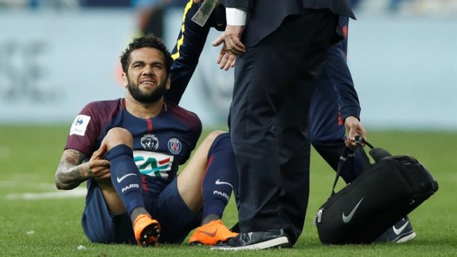 Dani Alves estará de baja tres semanas por lesión y arriesga quedar fuera del Mundial Dani Alves estará de baja tres semanas por lesión y arriesga quedar fuera del Mundial