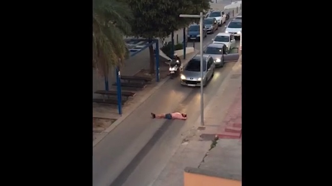 Captan brutal ataque a un turista por intentar hacer una broma en la calle Captan brutal ataque a un turista por intentar hacer una broma en la calle