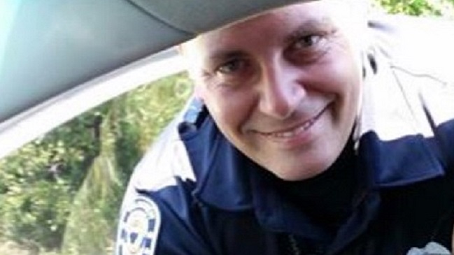 Denuncian a policía por abusar de una víctima de violación tras ofrecer llevarla a su casa Denuncian a policía por abusar de una víctima de violación tras ofrecer llevarla a su casa