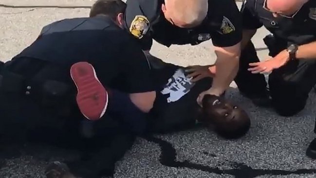 Estados Unidos: Policía fue despedido por asfixiar a ex jugador de fútbol americano