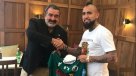 Arturo Vidal le regaló la camiseta de Rodelindo Román a Andrónico Luksic