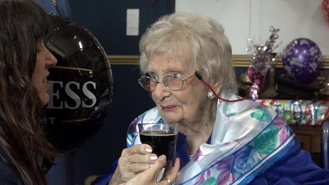 Mujer de 100 años reveló su secreto: Tomar cerveza Mujer de 100 años reveló su secreto: Tomar cerveza