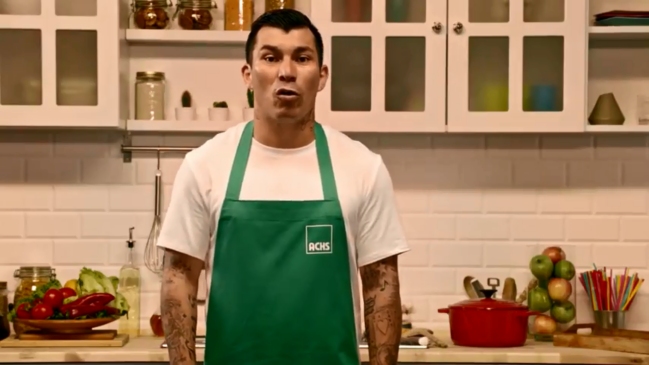 Gary Medel enseñó a cocinar en el marco de la campaña #Trabajaconchispeza