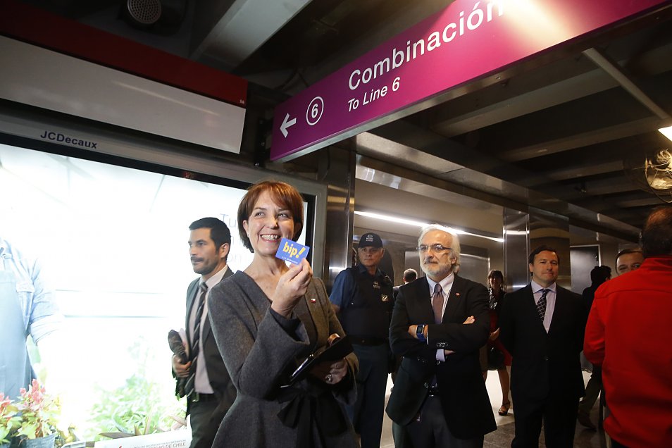 La ministra de Transportes, Gloria Hutt y el presidente del directorio de Metro, Louis de Grange, inauguraron este lunes un nuevo acceso a la estación Los Leones en la Línea 6 del Metro, ubicado en la intersección de Nueva Providencia y Suecia. La ministra de Transportes, Gloria Hutt y el presidente del directorio de Metro, Louis de Grange, inauguraron este lunes un nuevo acceso a la estación Los Leones en la Línea 6 del Metro, ubicado en la intersección de Nueva Providencia y Suecia.
