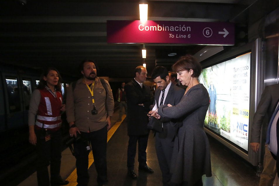 La ministra de Transportes, Gloria Hutt y el presidente del directorio de Metro, Louis de Grange, inauguraron este lunes un nuevo acceso a la estación Los Leones en la Línea 6 del Metro, ubicado en la intersección de Nueva Providencia y Suecia. La ministra de Transportes, Gloria Hutt y el presidente del directorio de Metro, Louis de Grange, inauguraron este lunes un nuevo acceso a la estación Los Leones en la Línea 6 del Metro, ubicado en la intersección de Nueva Providencia y Suecia.