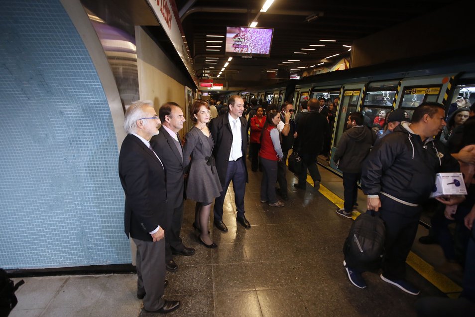 La ministra de Transportes, Gloria Hutt y el presidente del directorio de Metro, Louis de Grange, inauguraron este lunes un nuevo acceso a la estación Los Leones en la Línea 6 del Metro, ubicado en la intersección de Nueva Providencia y Suecia. La ministra de Transportes, Gloria Hutt y el presidente del directorio de Metro, Louis de Grange, inauguraron este lunes un nuevo acceso a la estación Los Leones en la Línea 6 del Metro, ubicado en la intersección de Nueva Providencia y Suecia.