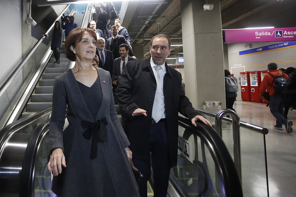 La ministra de Transportes, Gloria Hutt y el presidente del directorio de Metro, Louis de Grange, inauguraron este lunes un nuevo acceso a la estación Los Leones en la Línea 6 del Metro, ubicado en la intersección de Nueva Providencia y Suecia. La ministra de Transportes, Gloria Hutt y el presidente del directorio de Metro, Louis de Grange, inauguraron este lunes un nuevo acceso a la estación Los Leones en la Línea 6 del Metro, ubicado en la intersección de Nueva Providencia y Suecia.