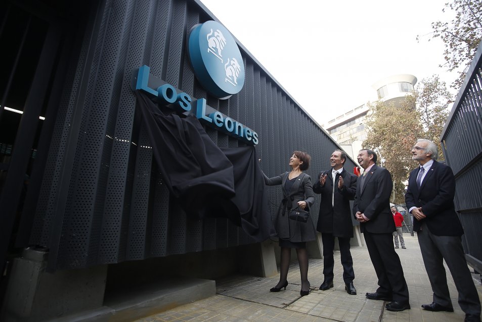 La ministra de Transportes, Gloria Hutt y el presidente del directorio de Metro, Louis de Grange, inauguraron este lunes un nuevo acceso a la estación Los Leones en la Línea 6 del Metro, ubicado en la intersección de Nueva Providencia y Suecia. La ministra de Transportes, Gloria Hutt y el presidente del directorio de Metro, Louis de Grange, inauguraron este lunes un nuevo acceso a la estación Los Leones en la Línea 6 del Metro, ubicado en la intersección de Nueva Providencia y Suecia.