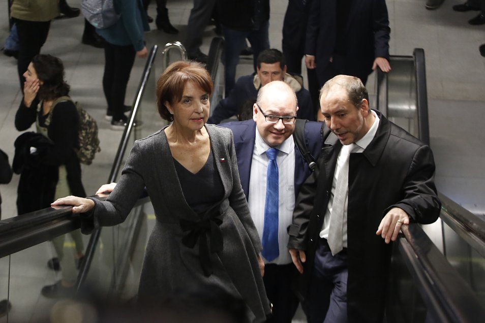 La ministra de Transportes, Gloria Hutt y el presidente del directorio de Metro, Louis de Grange, inauguraron este lunes un nuevo acceso a la estación Los Leones en la Línea 6 del Metro, ubicado en la intersección de Nueva Providencia y Suecia. La ministra de Transportes, Gloria Hutt y el presidente del directorio de Metro, Louis de Grange, inauguraron este lunes un nuevo acceso a la estación Los Leones en la Línea 6 del Metro, ubicado en la intersección de Nueva Providencia y Suecia.