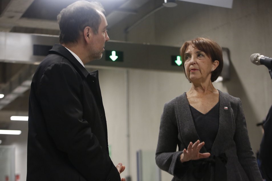 La ministra de Transportes, Gloria Hutt y el presidente del directorio de Metro, Louis de Grange, inauguraron este lunes un nuevo acceso a la estación Los Leones en la Línea 6 del Metro, ubicado en la intersección de Nueva Providencia y Suecia. La ministra de Transportes, Gloria Hutt y el presidente del directorio de Metro, Louis de Grange, inauguraron este lunes un nuevo acceso a la estación Los Leones en la Línea 6 del Metro, ubicado en la intersección de Nueva Providencia y Suecia.