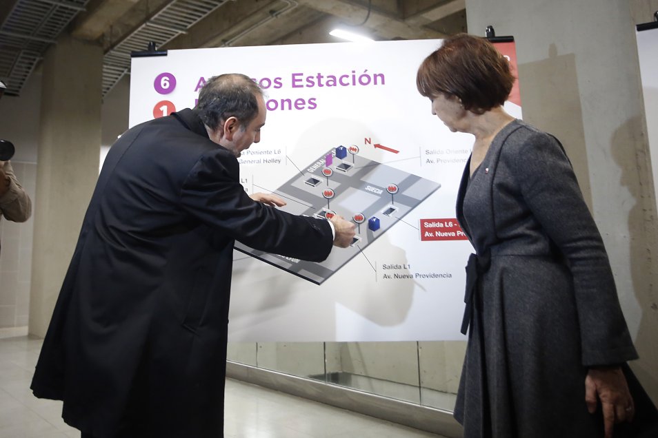 La ministra de Transportes, Gloria Hutt y el presidente del directorio de Metro, Louis de Grange, inauguraron este lunes un nuevo acceso a la estación Los Leones en la Línea 6 del Metro, ubicado en la intersección de Nueva Providencia y Suecia. La ministra de Transportes, Gloria Hutt y el presidente del directorio de Metro, Louis de Grange, inauguraron este lunes un nuevo acceso a la estación Los Leones en la Línea 6 del Metro, ubicado en la intersección de Nueva Providencia y Suecia.