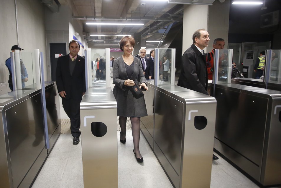 La ministra de Transportes, Gloria Hutt y el presidente del directorio de Metro, Louis de Grange, inauguraron este lunes un nuevo acceso a la estación Los Leones en la Línea 6 del Metro, ubicado en la intersección de Nueva Providencia y Suecia. La ministra de Transportes, Gloria Hutt y el presidente del directorio de Metro, Louis de Grange, inauguraron este lunes un nuevo acceso a la estación Los Leones en la Línea 6 del Metro, ubicado en la intersección de Nueva Providencia y Suecia.