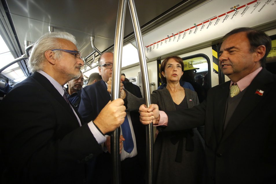La ministra de Transportes, Gloria Hutt y el presidente del directorio de Metro, Louis de Grange, inauguraron este lunes un nuevo acceso a la estación Los Leones en la Línea 6 del Metro, ubicado en la intersección de Nueva Providencia y Suecia. La ministra de Transportes, Gloria Hutt y el presidente del directorio de Metro, Louis de Grange, inauguraron este lunes un nuevo acceso a la estación Los Leones en la Línea 6 del Metro, ubicado en la intersección de Nueva Providencia y Suecia.