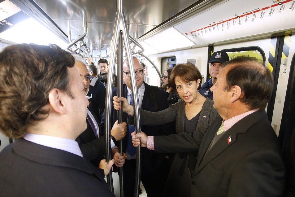 La ministra de Transportes, Gloria Hutt y el presidente del directorio de Metro, Louis de Grange, inauguraron este lunes un nuevo acceso a la estación Los Leones en la Línea 6 del Metro, ubicado en la intersección de Nueva Providencia y Suecia. La ministra de Transportes, Gloria Hutt y el presidente del directorio de Metro, Louis de Grange, inauguraron este lunes un nuevo acceso a la estación Los Leones en la Línea 6 del Metro, ubicado en la intersección de Nueva Providencia y Suecia.