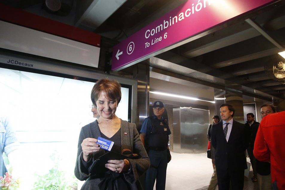La ministra de Transportes, Gloria Hutt y el presidente del directorio de Metro, Louis de Grange, inauguraron este lunes un nuevo acceso a la estación Los Leones en la Línea 6 del Metro, ubicado en la intersección de Nueva Providencia y Suecia. La ministra de Transportes, Gloria Hutt y el presidente del directorio de Metro, Louis de Grange, inauguraron este lunes un nuevo acceso a la estación Los Leones en la Línea 6 del Metro, ubicado en la intersección de Nueva Providencia y Suecia.