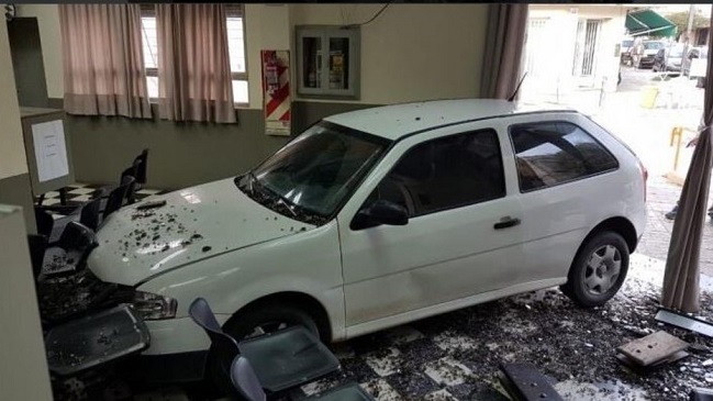 Le cortaron la luz y chocó su auto en la empresa para protestar Le cortaron la luz y chocó su auto en la empresa para protestar