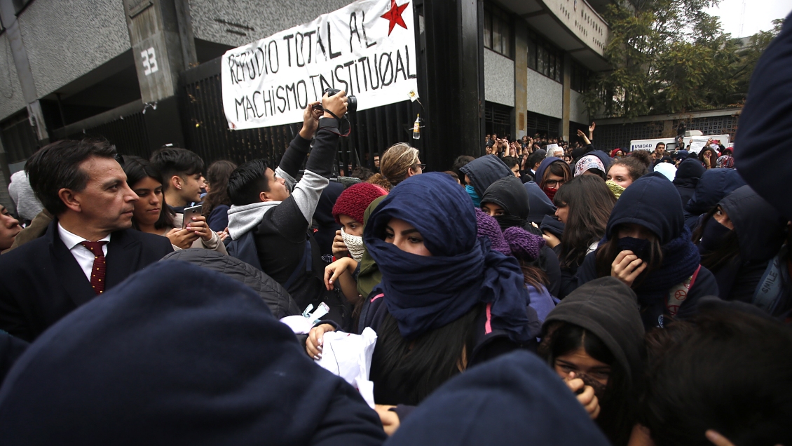 Alumnas se tomaron Instituto Nacional en medio de acusaciones de agresión sexual