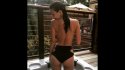Emily Ratajkowski se desnudó para mostrar su "obsesión por el oro"