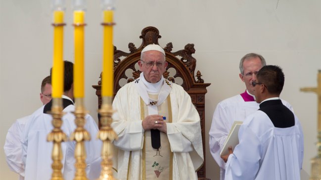 El duro informe del papa: Admite vergüenza y apunta a renuncias, pero quiere ir más allá