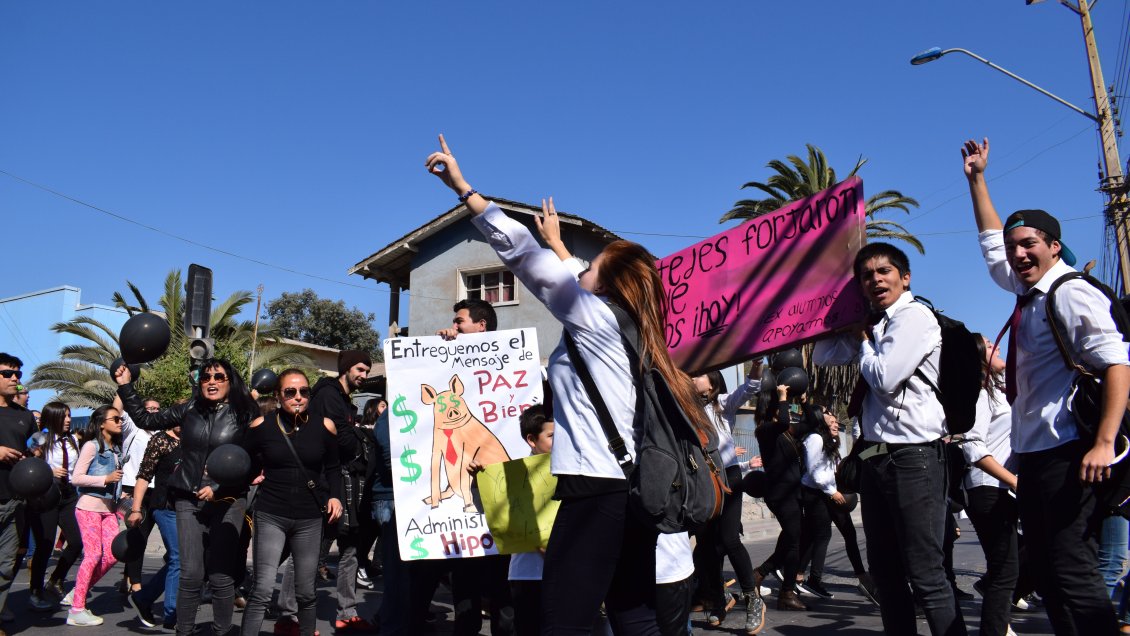 Trabajadores de Liceo Católico marchó por Copiapó en su tercer día de huelga Trabajadores de Liceo Católico marchó por Copiapó en su tercer día de huelga