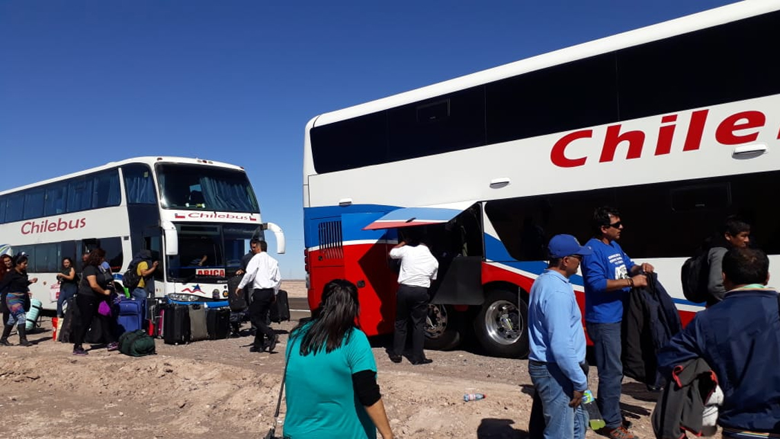 Pasajeros de bus estuvieron 10 horas varados en pleno desierto Pasajeros de bus estuvieron 10 horas varados en pleno desierto