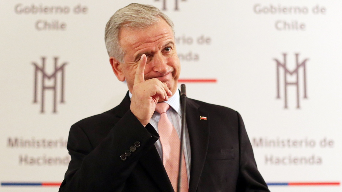 Viaje de Larraín a Harvard: Timonel RN minimizó envío de antecedentes al CDE