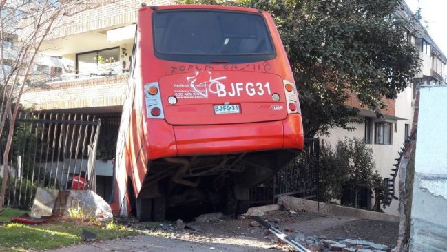 Las Condes: Bus del Transantiago terminó incrustado en patio de edificio tras colisión Las Condes: Bus del Transantiago terminó incrustado en patio de edificio tras colisión