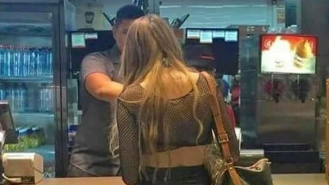 Imagen de una joven casi desnuda en un restaurante causa polémica Imagen de una joven casi desnuda en un restaurante causa polémica