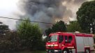 Bomberos trabaja en incendio en fábrica de muebles en Valdivia