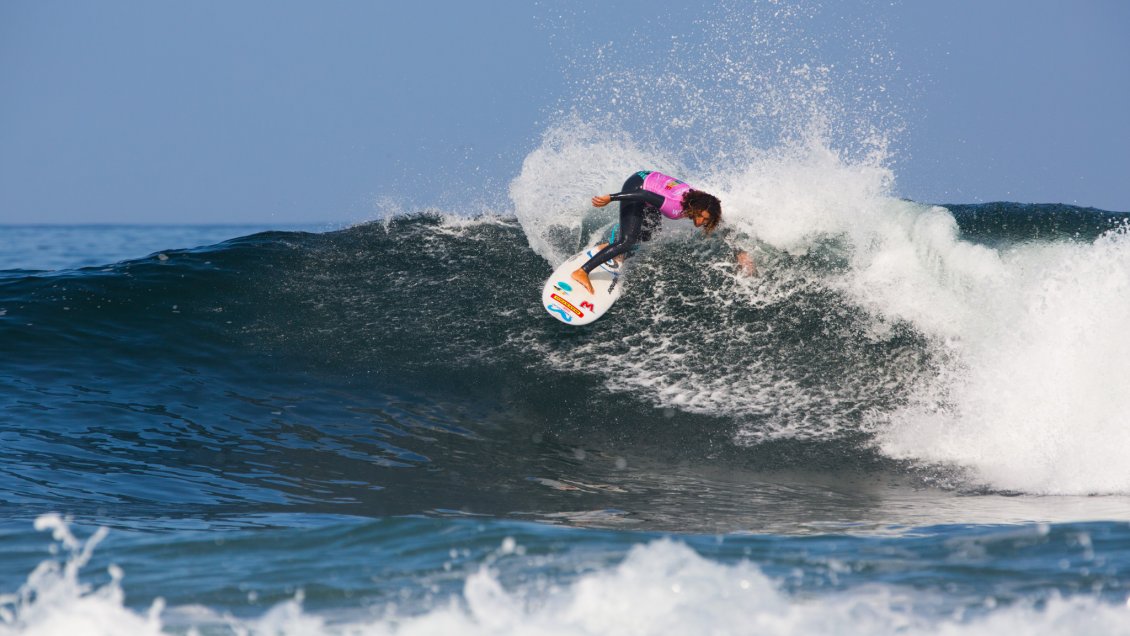 Dos chilenas pasaron a cuartos de final en campeonato internacional de surf en Iquique