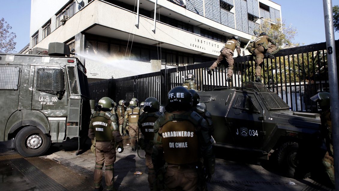 Alumnos del Instituto Nacional denuncian accionar desmedido de Carabineros