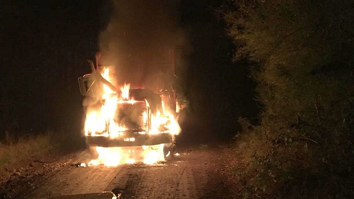 Nuevo atentado incendiario en La Araucanía dejó tres camiones quemados