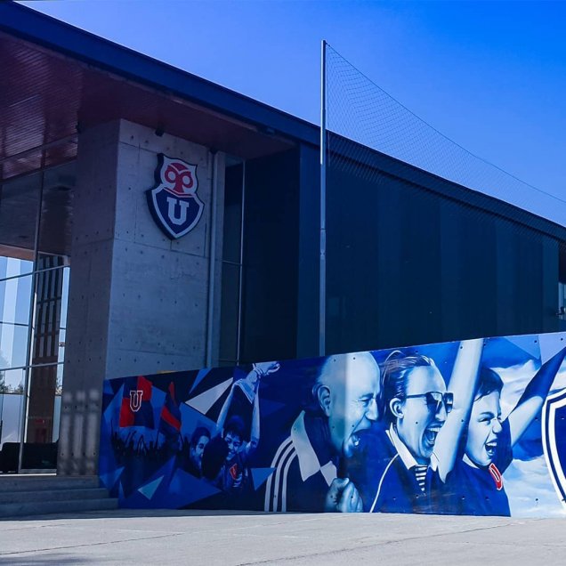 Universidad de Chile cumplió 91 años de historia este jueves 26 de mayo, motivo por el que el club azul presentó un mural en el Centro Deportivo Azul que además homenajea Universidad de Chile cumplió 91 años de historia este jueves 26 de mayo, motivo por el que el club azul presentó un mural en el Centro Deportivo Azul que además homenajea