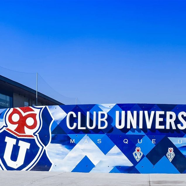 Universidad de Chile cumplió 91 años de historia este jueves 26 de mayo, motivo por el que el club azul presentó un mural en el Centro Deportivo Azul que además homenajea Universidad de Chile cumplió 91 años de historia este jueves 26 de mayo, motivo por el que el club azul presentó un mural en el Centro Deportivo Azul que además homenajea