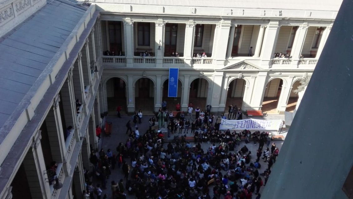 Estudiantes protestan en Casa Central de la UC contra la violencia sexual Estudiantes protestan en Casa Central de la UC contra la violencia sexual
