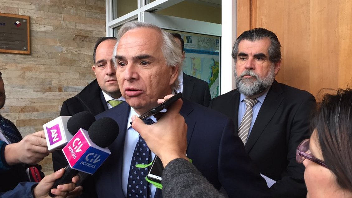 Gobierno se querellará por delito terrorista tras quema de cuatro vehículos en La Araucanía Gobierno se querellará por delito terrorista tras quema de cuatro vehículos en La Araucanía