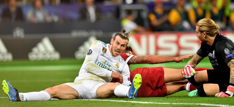 El portero alemán Loris Karius jugó su partido más amargo en Liverpool al cometer dos errores en la caída 3-1 ante Real Madrid por la final de la Liga de Campeones. El portero alemán Loris Karius jugó su partido más amargo en Liverpool al cometer dos errores en la caída 3-1 ante Real Madrid por la final de la Liga de Campeones.
