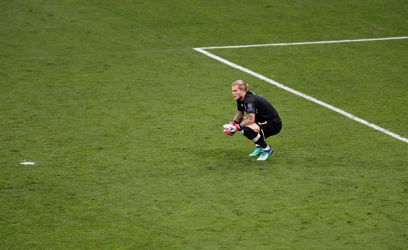 El portero alemán Loris Karius jugó su partido más amargo en Liverpool al cometer dos errores en la caída 3-1 ante Real Madrid por la final de la Liga de Campeones. El portero alemán Loris Karius jugó su partido más amargo en Liverpool al cometer dos errores en la caída 3-1 ante Real Madrid por la final de la Liga de Campeones.